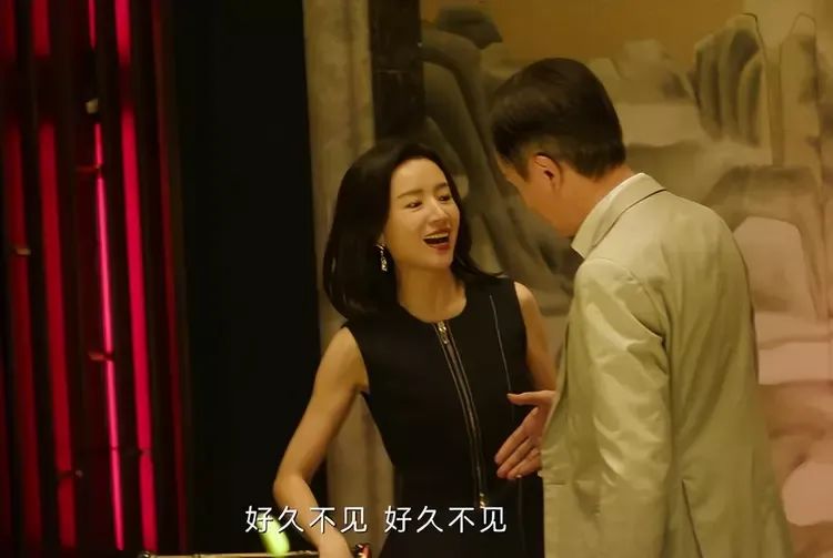 穿大牌西装背200块帆布包，混搭百元球鞋，她演女高管我服！