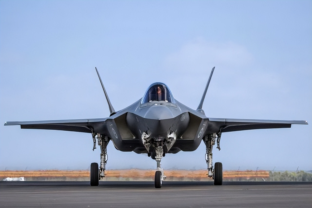 50架f35空中悬停,50架f35