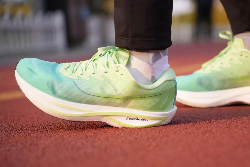 马孔多倚天箭跑鞋适宜人群,马孔多倚天箭属于全碳板跑鞋吗