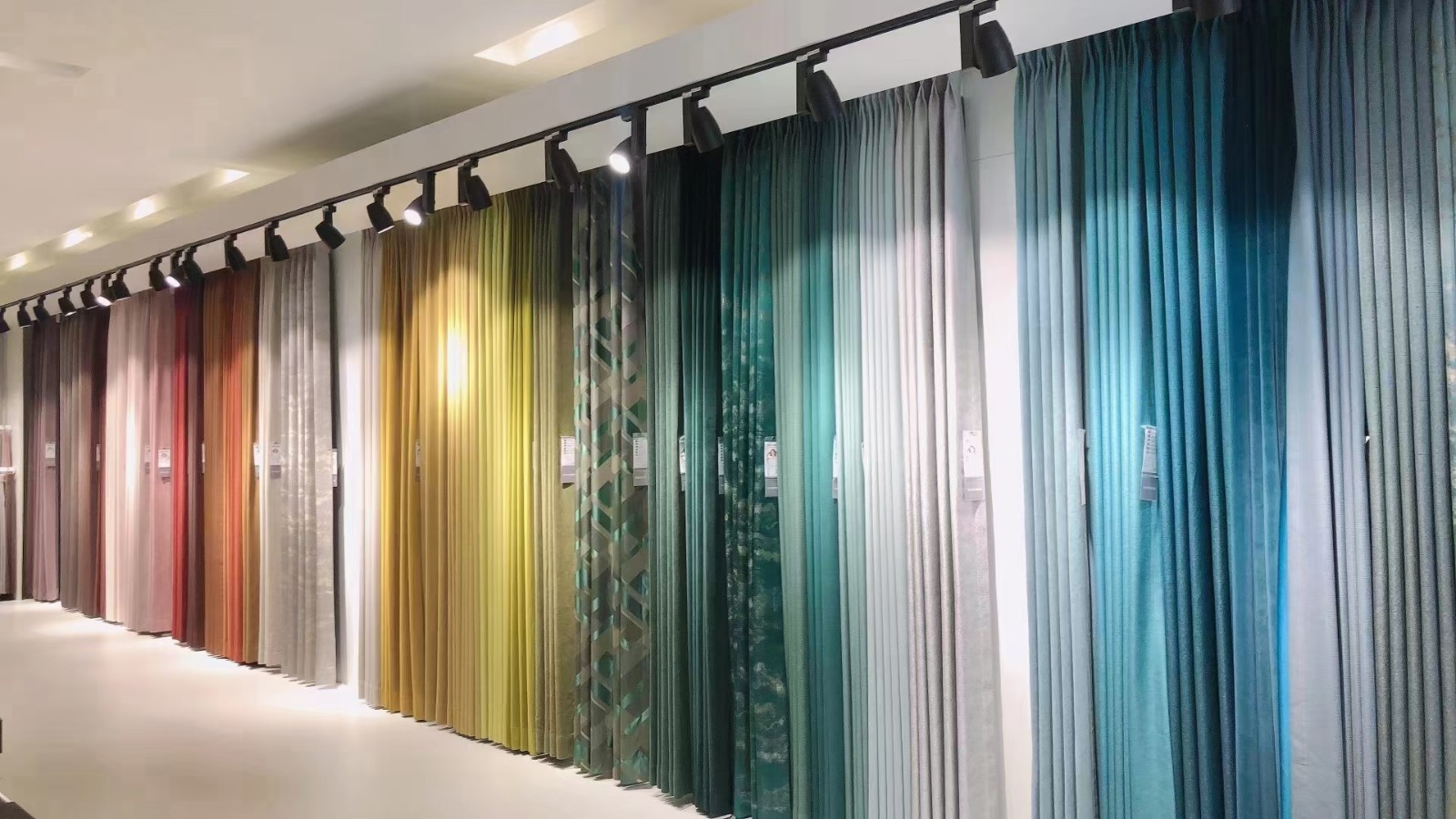 窗帘怎么选才省钱又实用,如何选窗帘才能既省钱又不踩坑