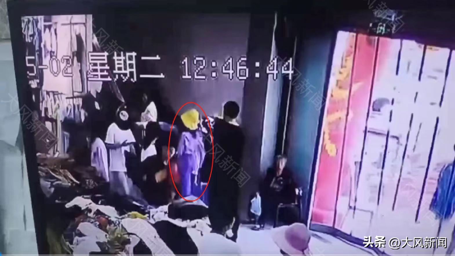 婆孙俩扶梯上摔倒滚翻，“太阳帽姐姐”“见义巧为”；目击者：“我想找到她本人，这也是为开封杞县争光”