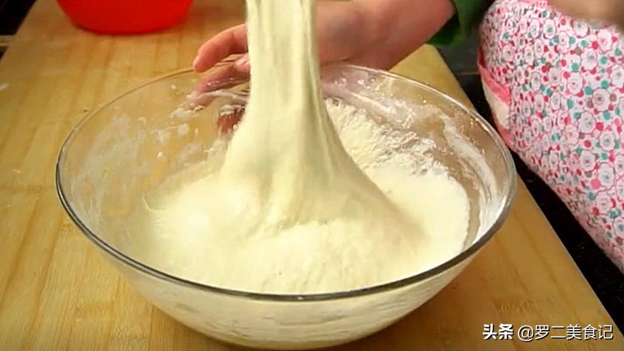 新型油条做法，全程手不沾面，筷子搅一搅，出锅蓬松又柔软，真香