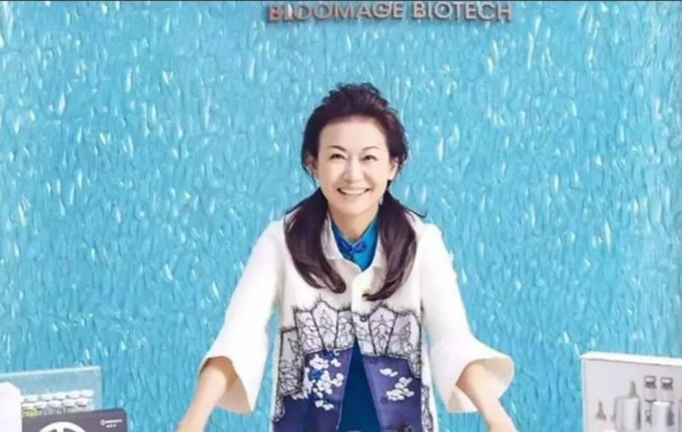 她，山东女首富，身家500亿，成本15元卖5000元，靠智商税发家？