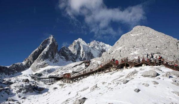神秘峰峦：雪山的奇迹！