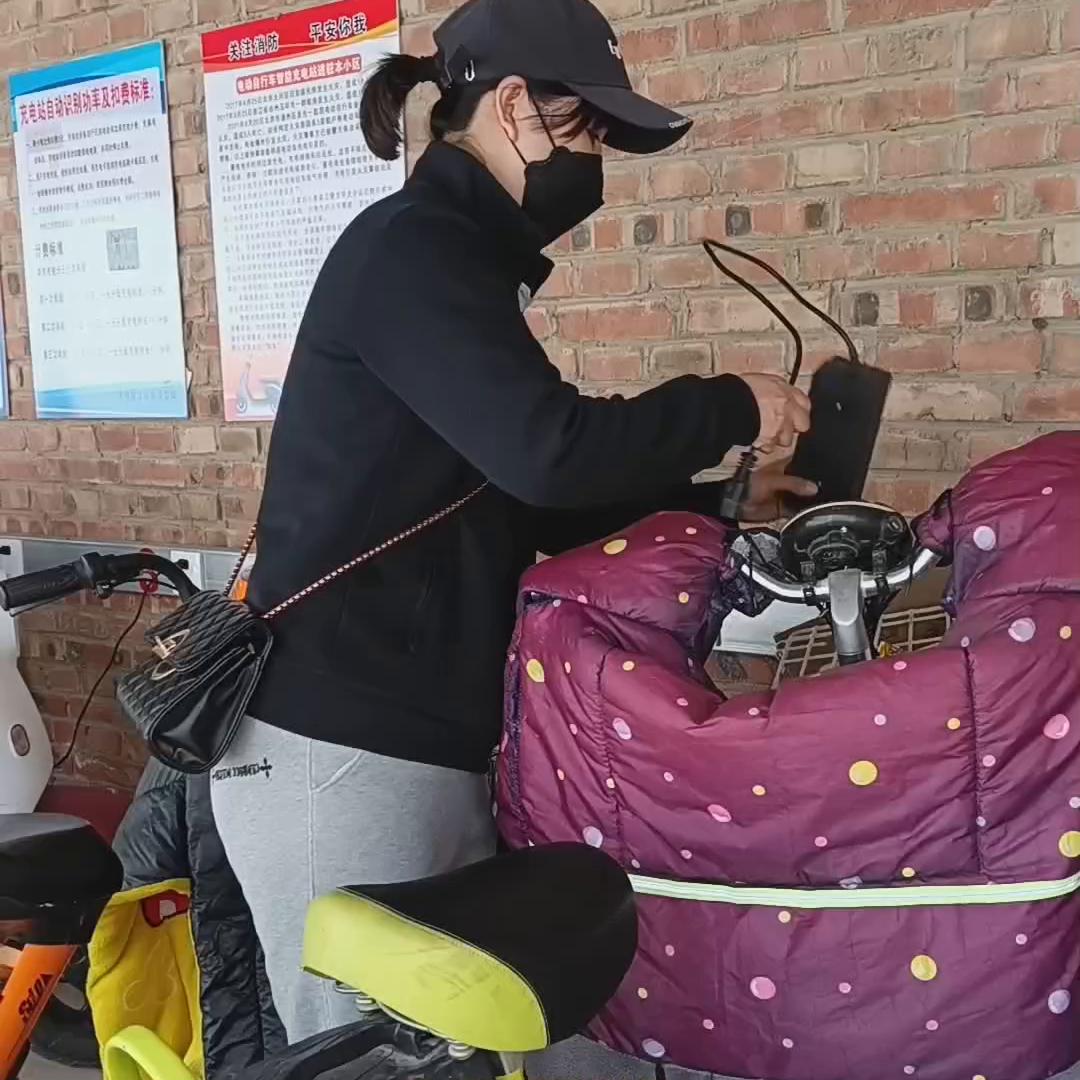 不要活在别人嘴里要活在自己心底,不要活在别人的嘴里那样会很累的