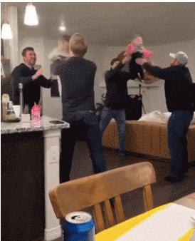 千万不要轻易穿抹胸吃火锅！