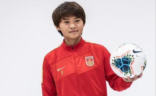 足球运动员王霜,王霜被谁养大的