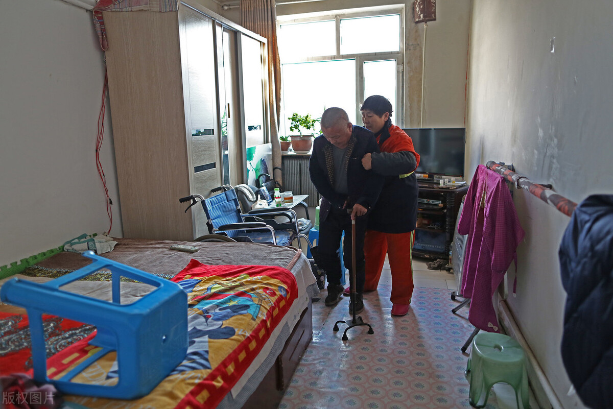 老人生活不能自理怎么解决,人老了不能自理是什么原因