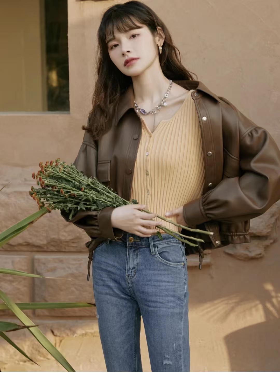 黑色皮衣怎么搭配才显高级,绯红色皮衣怎么搭配秋冬