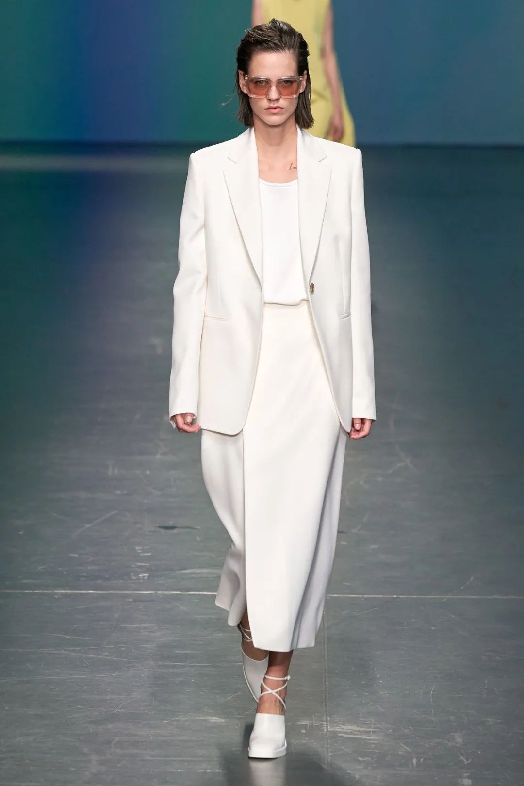 白色西装怎么穿出很飒的感觉,秋冬款米白西装怎么搭配高级感