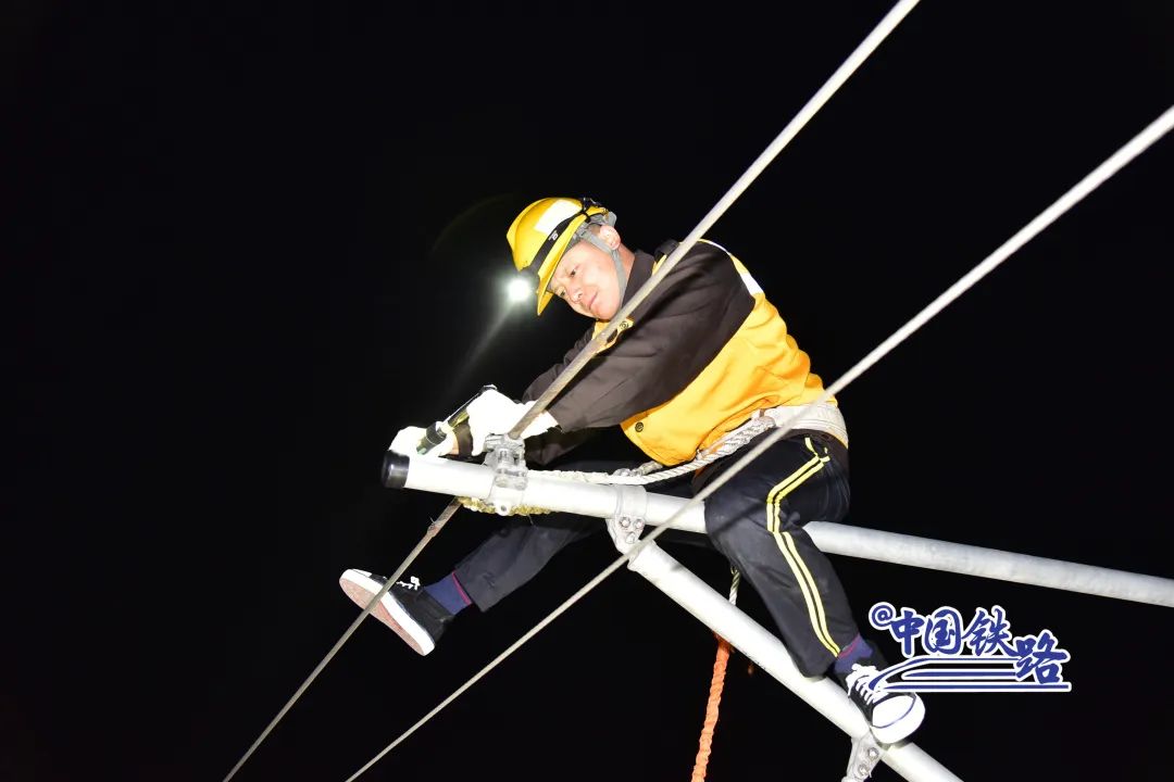 中国高铁第一掉头,中国高铁在铁轨上怎样运行