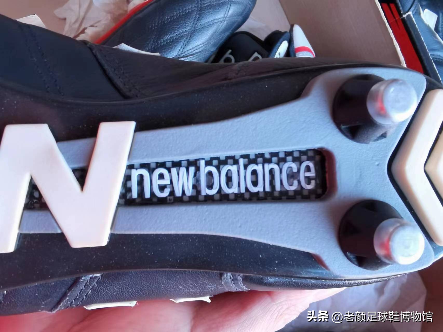 曼联英格兰队双料队长代言，最先将碳板植入足球鞋的品牌是它