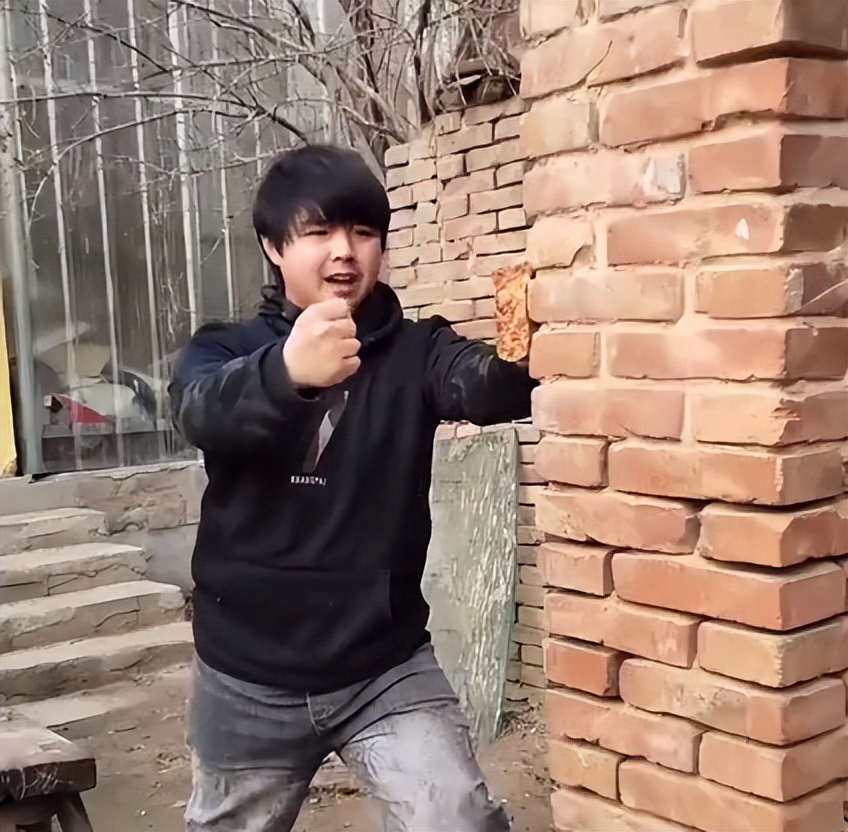 山东小伙靠“三脚猫功夫”走红，获赞乡村洪金宝，网友为啥半服？