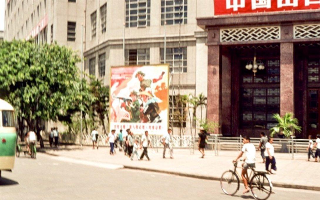 高清老照片：旗人格格大腿岔开豪放洗衣，地主三妻四妾不输女明星