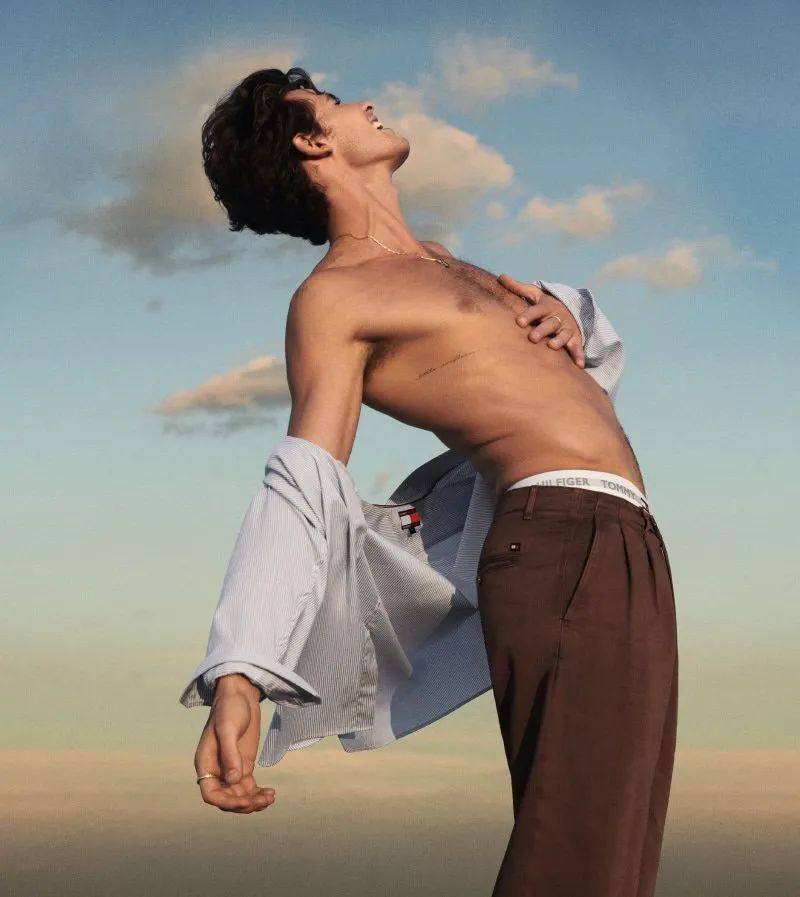 24岁的加拿大小鲜肉最新时尚杂志封面，肌肉身材非常性感