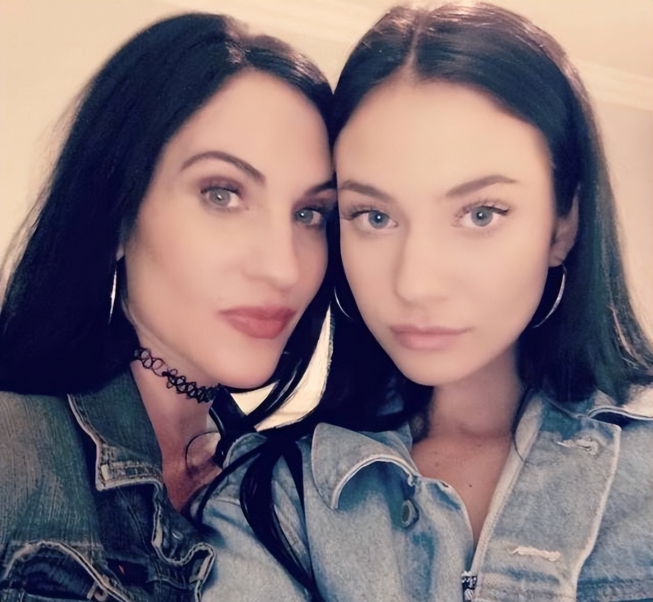 美女们一丝不挂就出门了，竟无人看出这是画的，网友：行为艺术吧