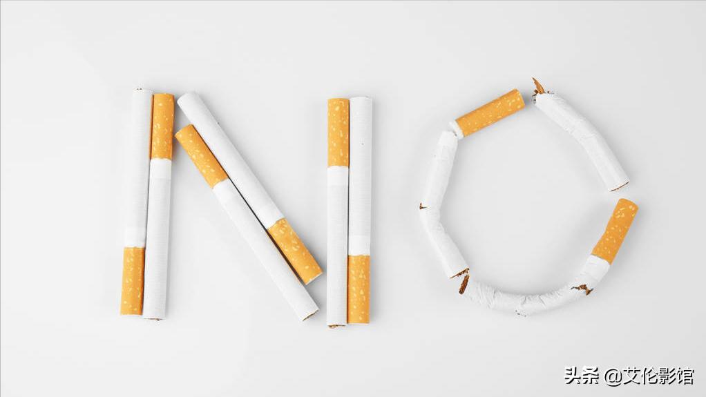 湖北一男子陪媳妇买东西，偷偷暗语买烟，收银员秒懂：男人的默契