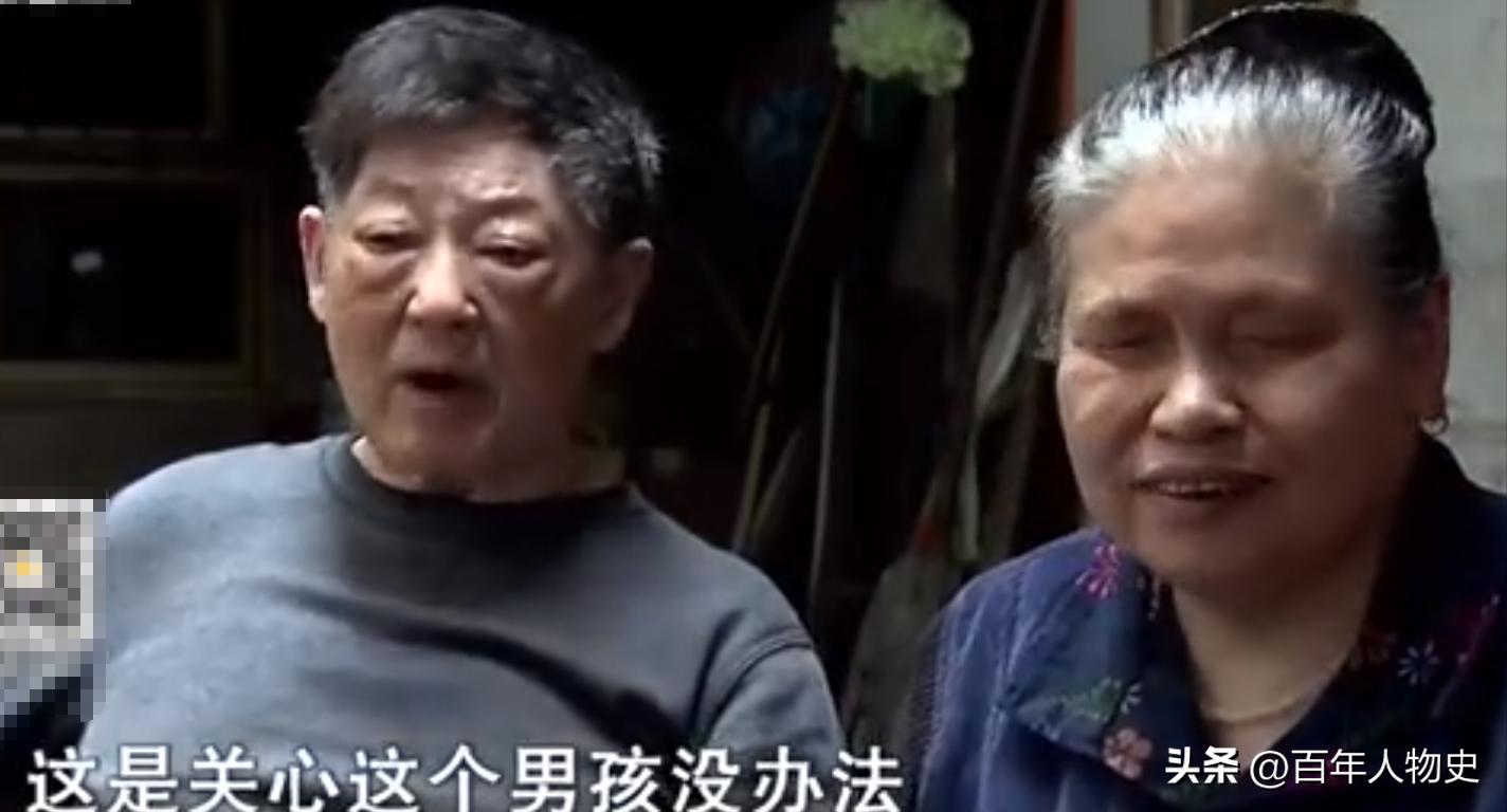 脑瘫男孩被丢给奶奶照顾,13岁孩子瘫痪在床