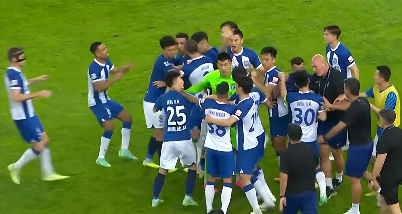 1-1，天津津门虎的低级失误引发争议，球迷：中超现在太业余了？