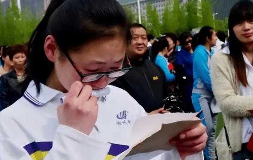 考生估分710实际才702分，崩溃大哭被质疑凡尔赛，网友一句话化解