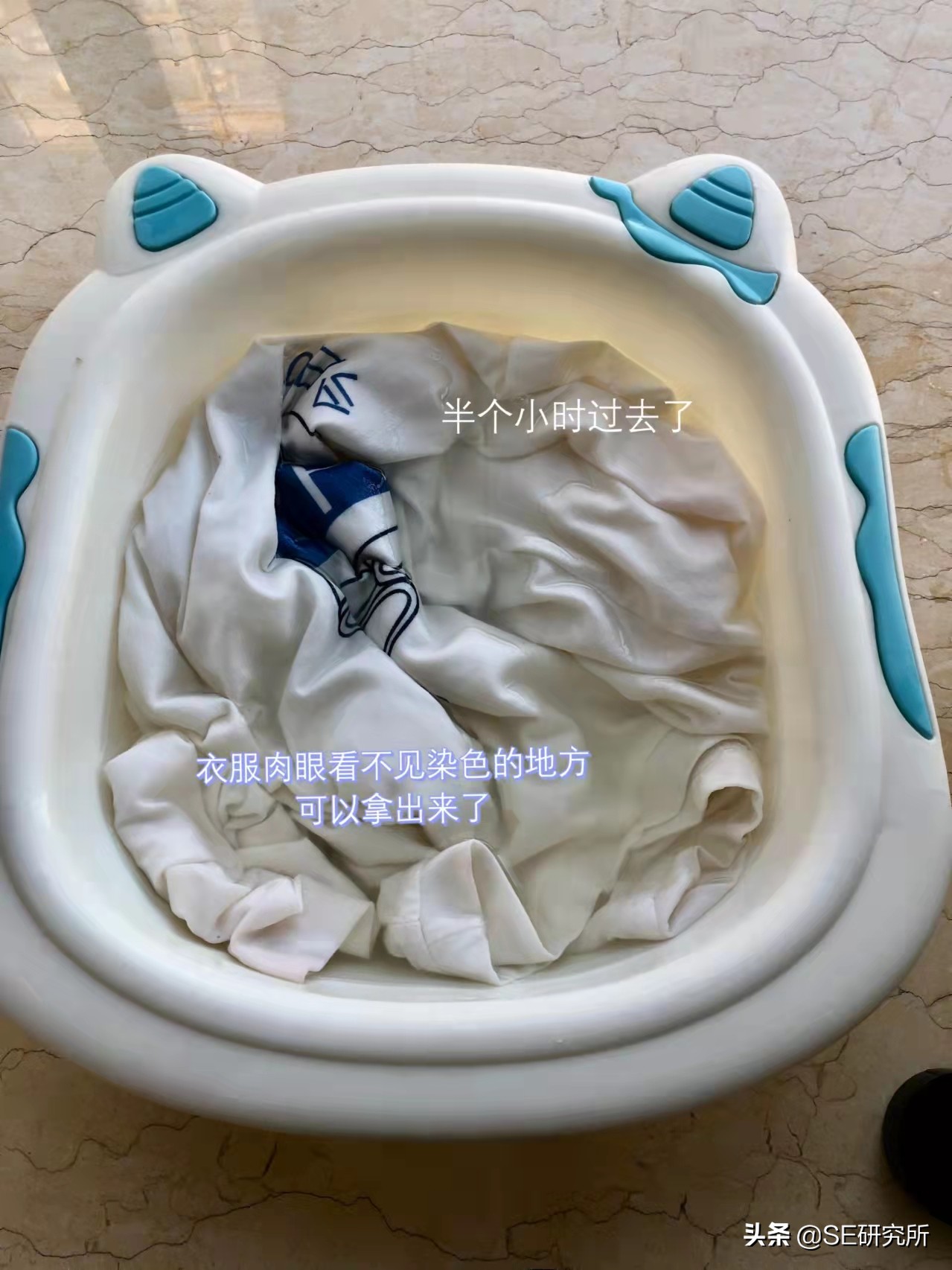 白色衣服被染色了怎么还原,衣服被染成了粉色怎么变回白色