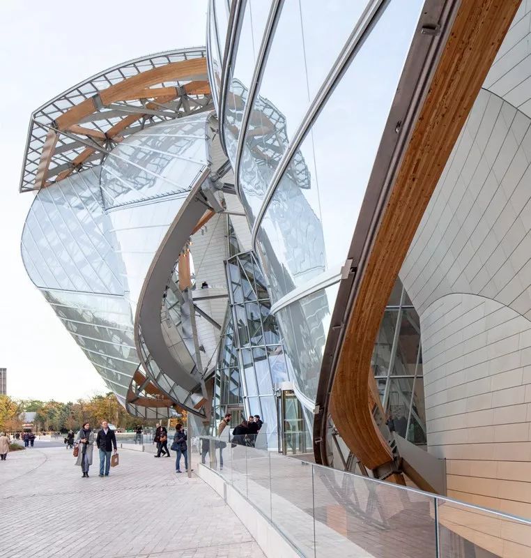 解构主义弗兰克盖里,美国建筑师弗兰克盖里的建筑风格