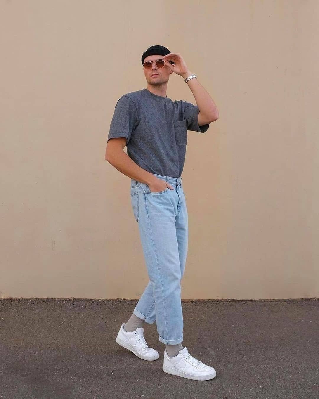 浅蓝色的牛仔裤很适合夏日穿搭,浅蓝色牛仔裤搭配秋冬日系