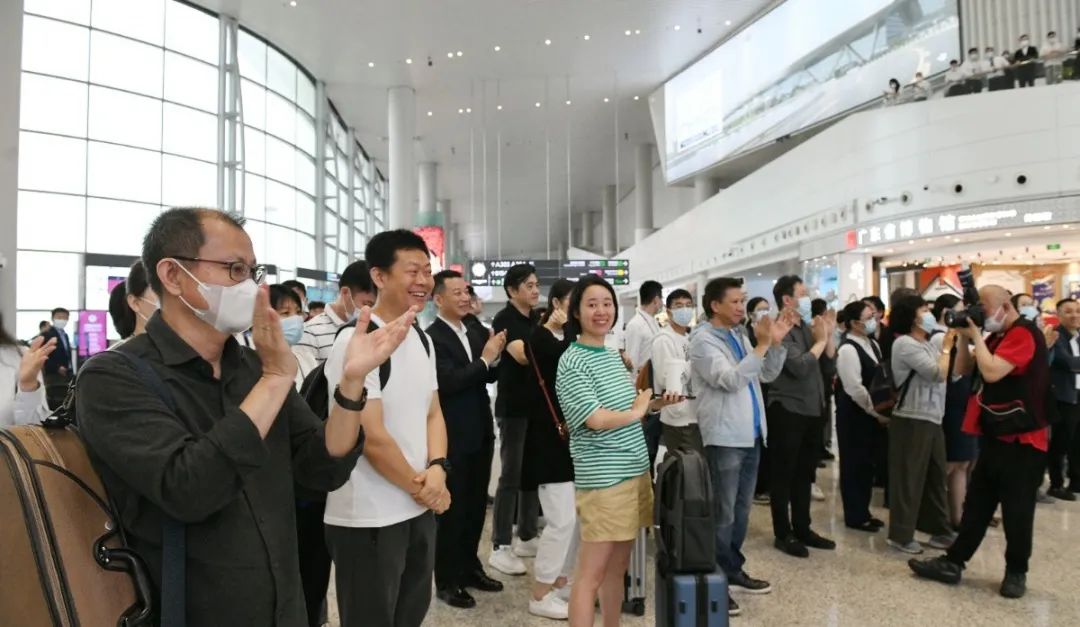 候机时光新体验！广州交响乐团“非凡大提琴”快闪白云机场T2