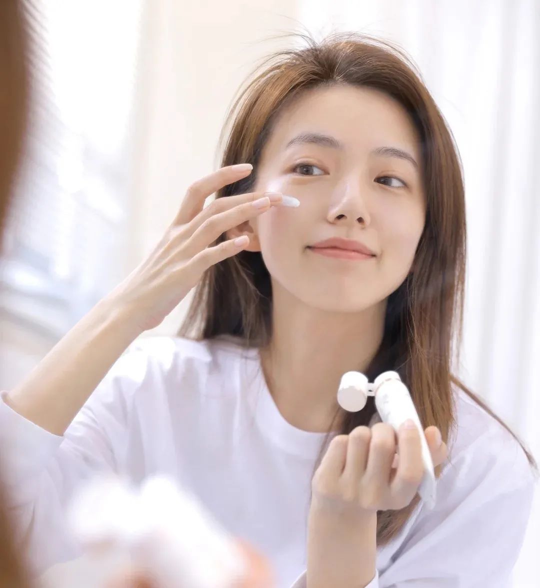 男t恤搭牛仔裤加皮带有哪些穿法,t恤配裤子的时髦穿法