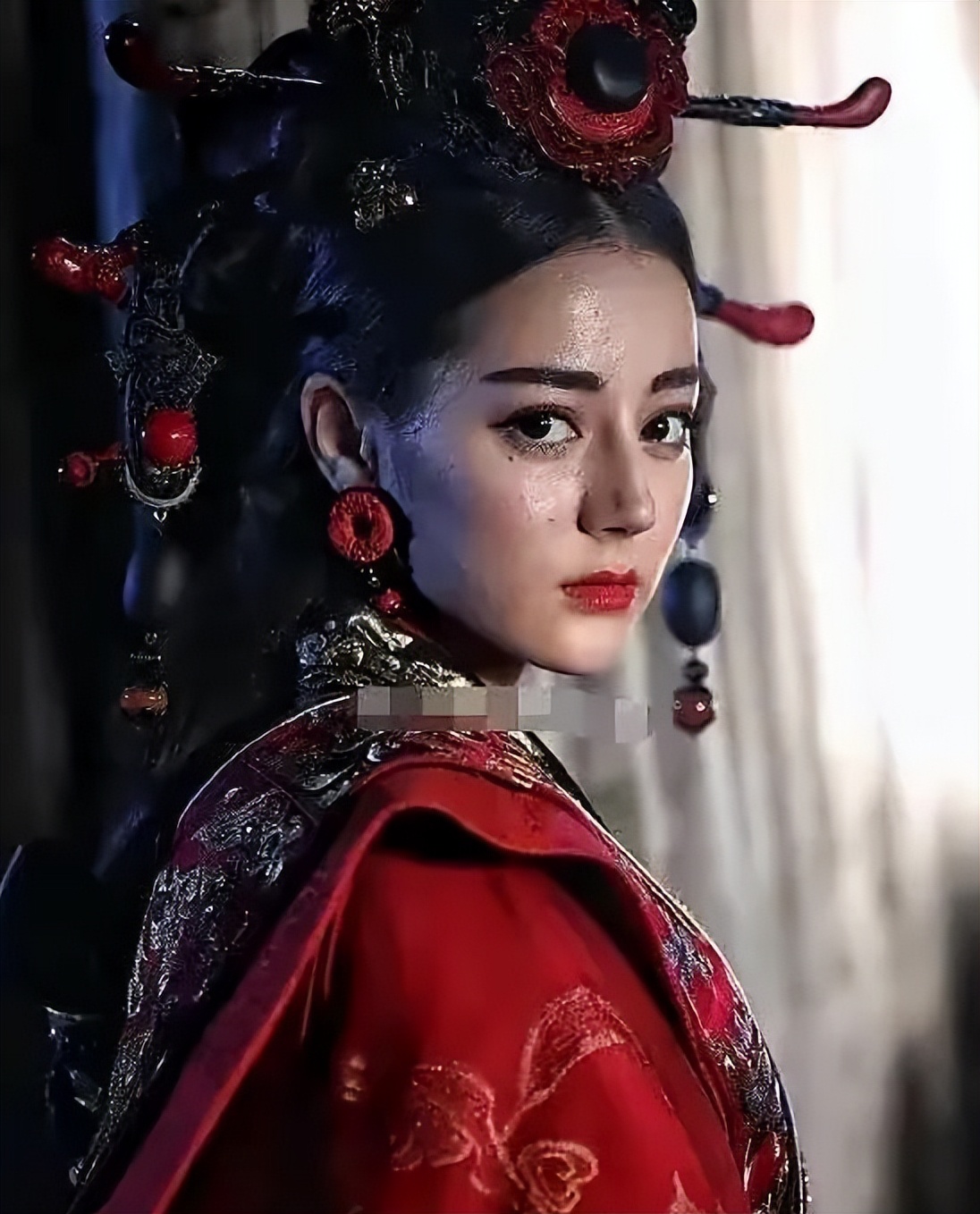 脸上有痘坑的明星,脸上爆痘特别多还好看的明星