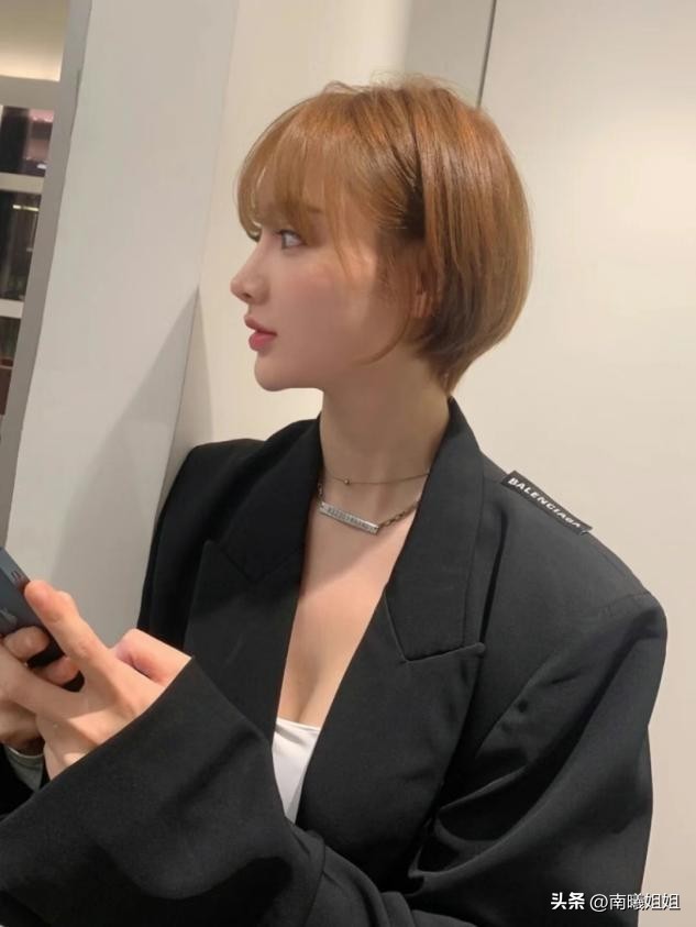 流行齐耳短发烫发型,最流行的齐耳短发烫发