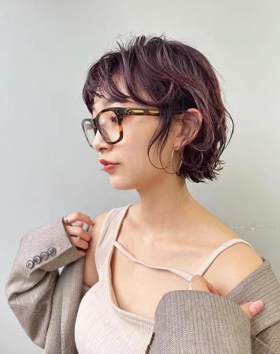 2023年流行烫发图片,2020年最流行的发型短发瘦脸烫发