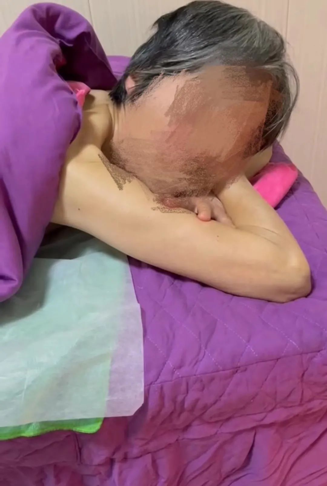 7旬老人在养生馆被套路消费近60万,养生馆骗老人700多万