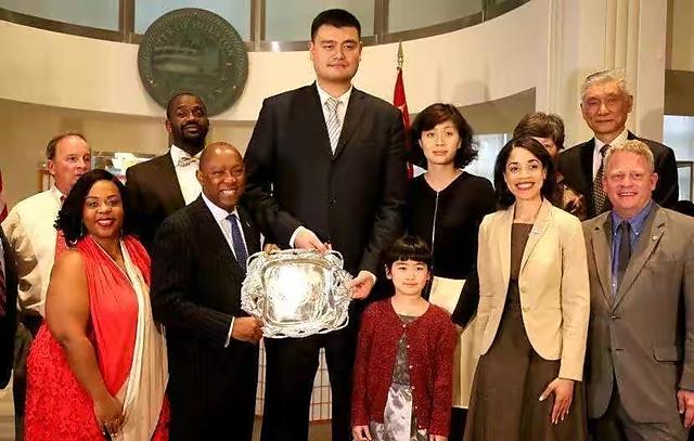 姚明12岁女儿亮相身高至少1米8,姚明和女儿手牵手逛街被偶遇