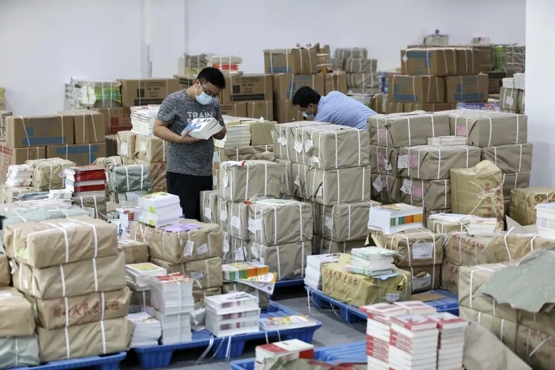 从来不打折的书,新华书店没人买书为什么一直开着