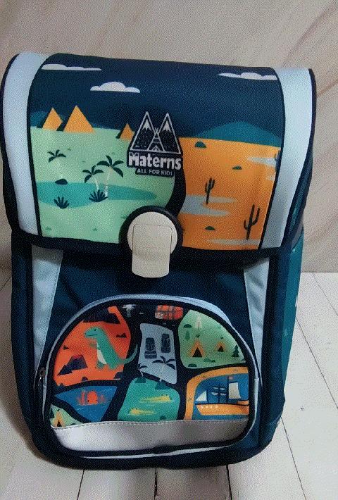 给小孩买奥特曼书包,给孩子们买奥特曼