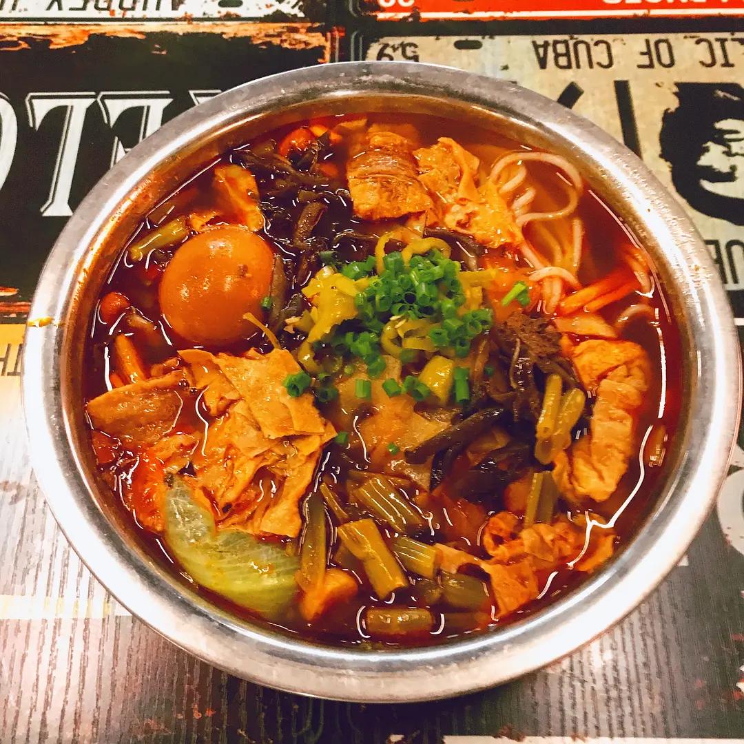 柳州10元一碗粉多菜,柳州最多配菜的螺蛳粉