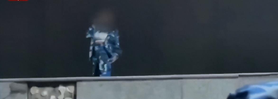 女生军训跳舞走光仍露球表演，2m视频被卖疑网红炒作,5所大学受累