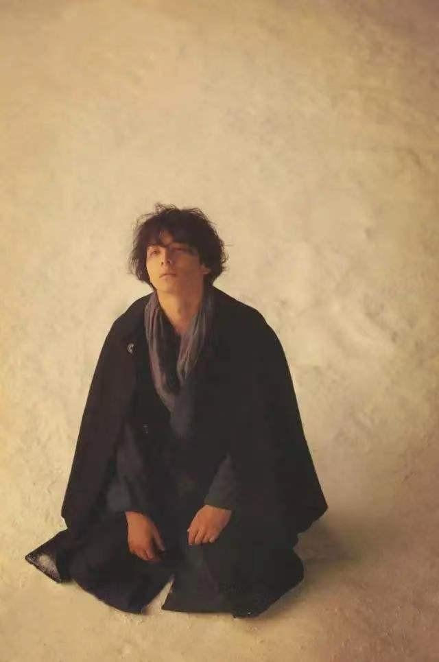 《人间失格》18年间5次自杀、3度殉情,太宰治的丧该被追捧吗?