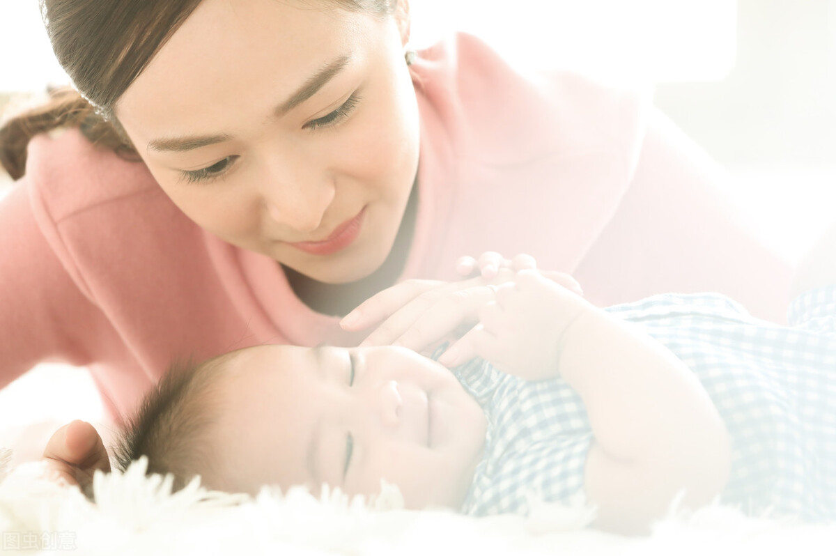 婴儿呛奶时的正确处理方法科普,婴儿呛奶正确的急救方法