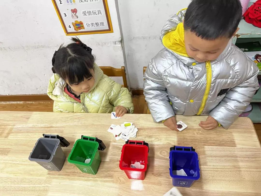 大手拉小手垃圾分类活动,小手拉大手垃圾分类实践活动照片