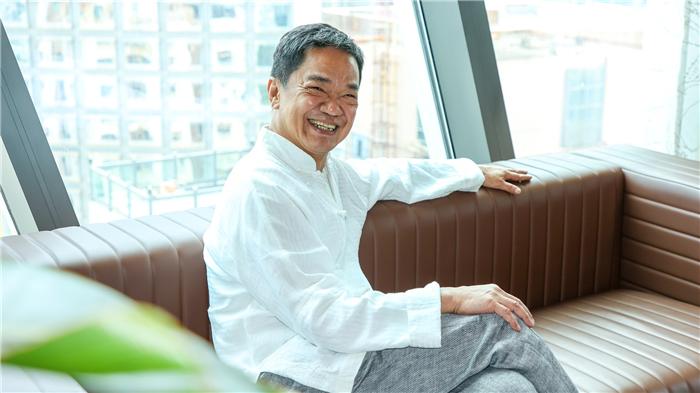 64岁的“傻标”黄光亮，在内地过起了退休生活，被传是王祖蓝老爸