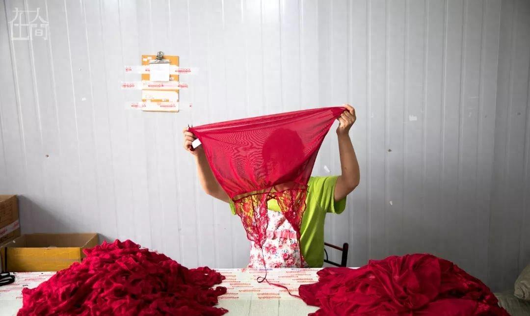 天地间丨情趣内衣小镇的女农民工每天往返于工厂和田间地头