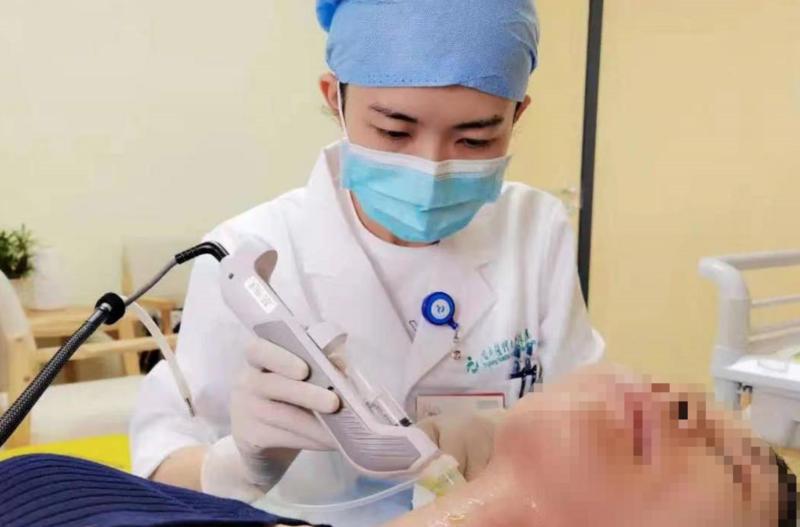 秋天皮肤干燥起皮如何补水,秋季皮肤干燥要多补水