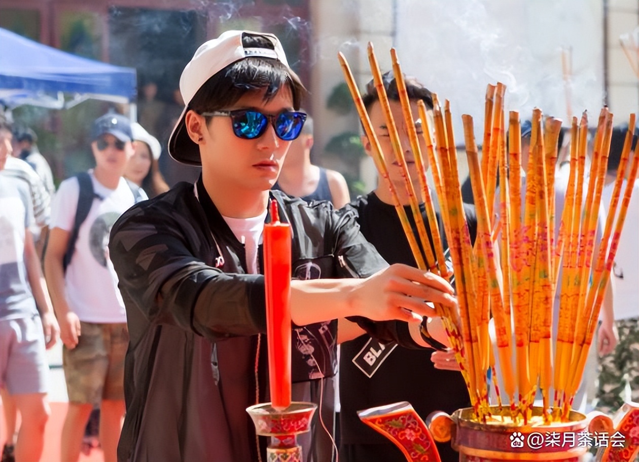 上香时为什么要上三根香,烧香是三根为一柱还是一根为一柱