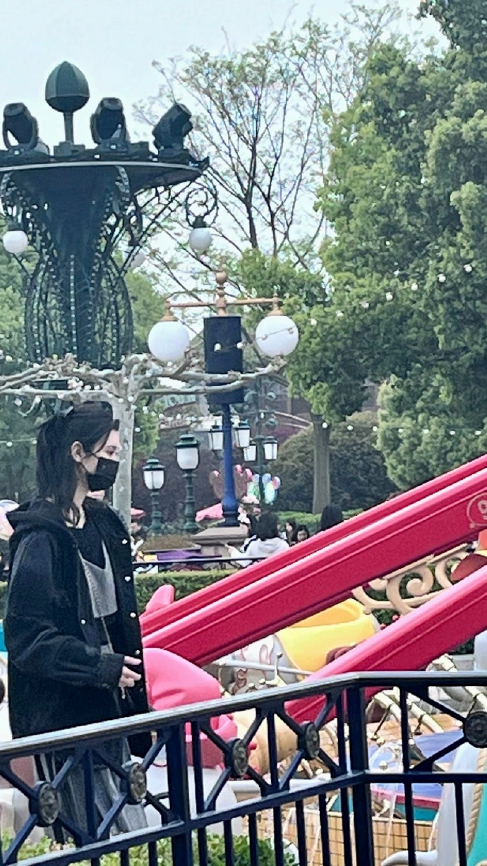 迪士尼偶遇奚梦瑶,奚梦瑶何超欣同框合影