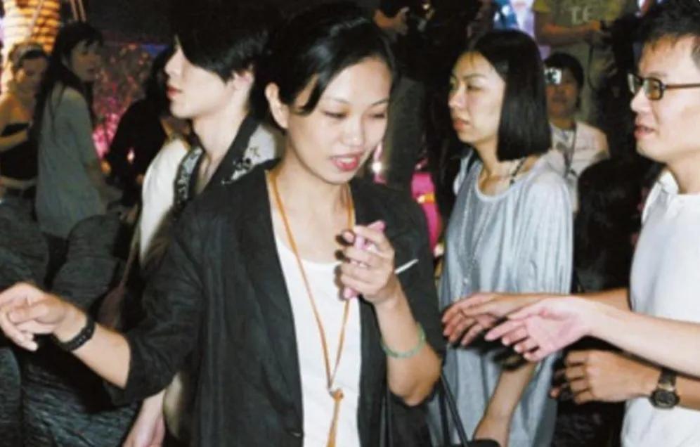 年龄小的嫁给年龄大明星,女人娶大明星要三思