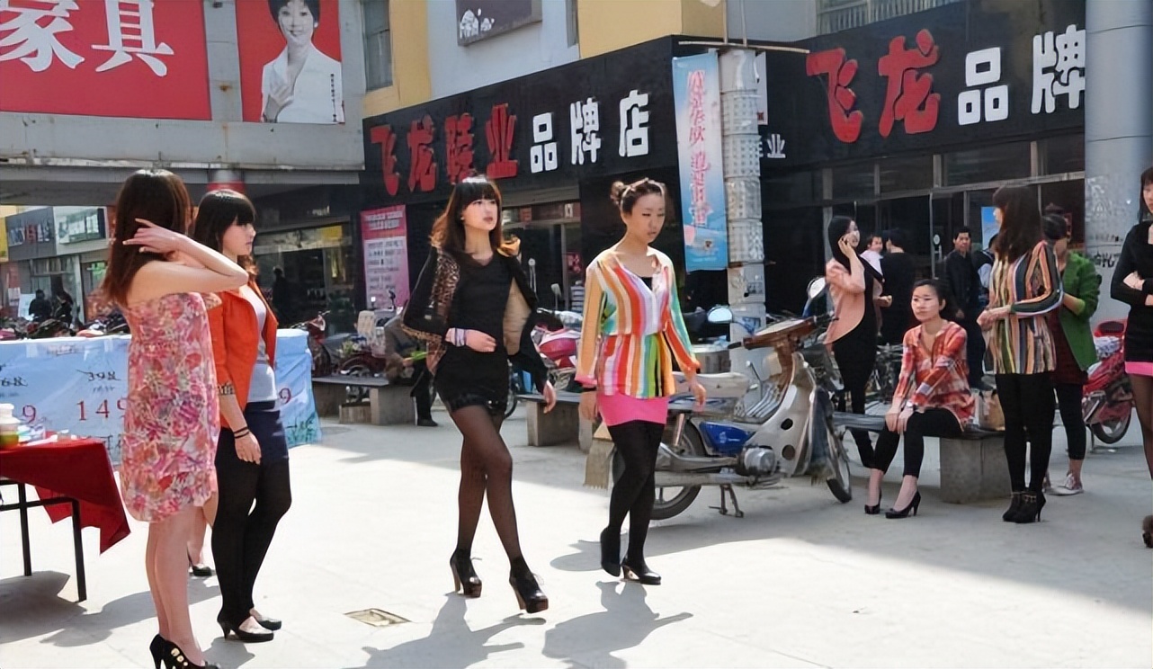 大量越南姑娘在中越边境摆摊,越南边境可以做什么生意