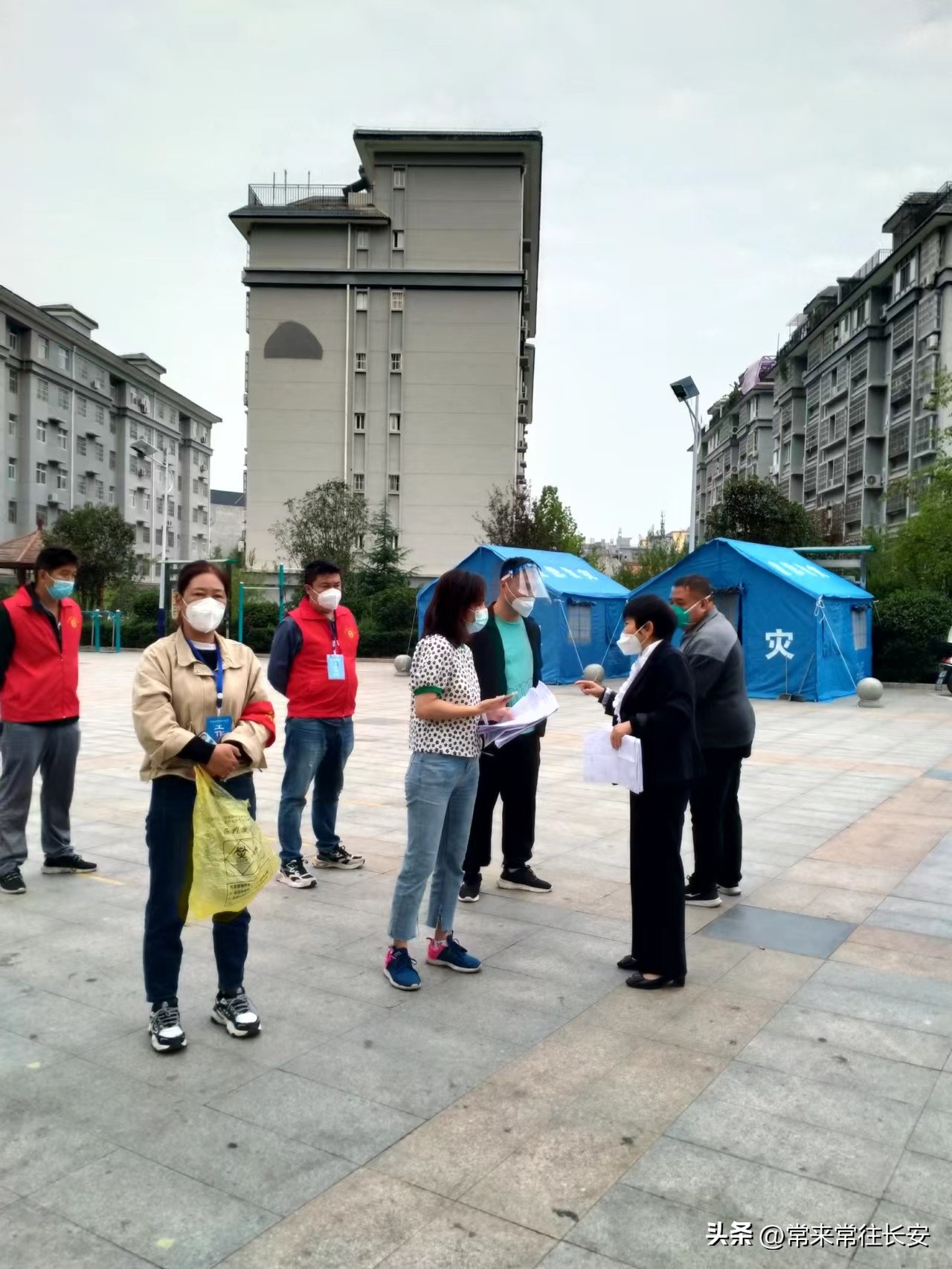 疫情无情人有情危难之中显担当市县机关下派金山小区的*党**员志愿者