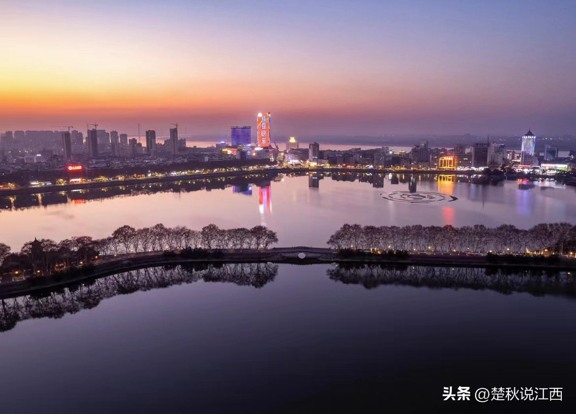 甘棠湖上“娘娘庙”，是为闹市中的一方净土，风光旖旎，四季浪漫